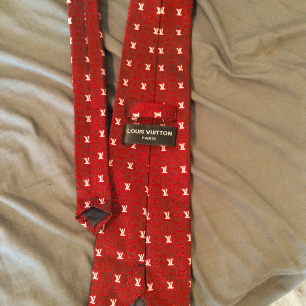 Louis Vuitton 100% handmade silk necktie.